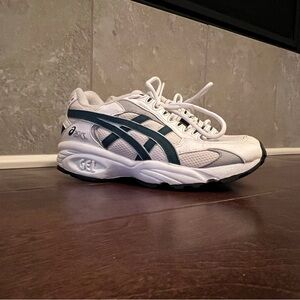 New never used women’s ASICS shoes! 1998 unbelievable!